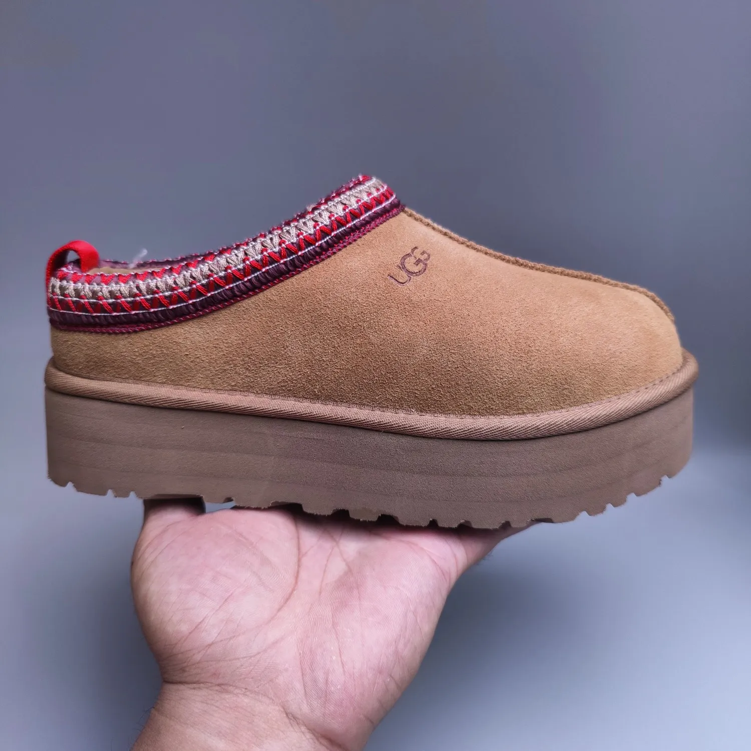 💰440 UGG sheepskin all-in-one snow boots 2553 co-branded national trend style thick-soled one-leg women’s snow boots🐾~ 🍭 A co-branded trendy item launched with well-known designer brands Feng Chen Wang and TELFAR. Zhou Dongyu & Wang Jiaer’s same style Fang Kete boots. The slip-on design makes it easy to put on and take off, and can be used indoors or outdoors. The exotic edging design is eye-catching, and it is definitely worth buying~ 🍭Material: cowhide➕sheep fur Outsole: rubber (light wing technology) 🍭Color: black, maroon, sand, dark green, light gray, chocolate, beige, walnut, brown, dark gray, red 🍭Number of codes: 35-42